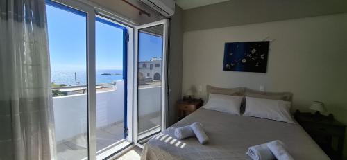 阿齐亚·佩拉加·基西拉佩拉吉亚海滩一室公寓酒店的一间卧室设有一张床,享有海景