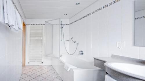 莱茵河畔威尔维多利亚酒店的带淋浴和盥洗盆的白色浴室
