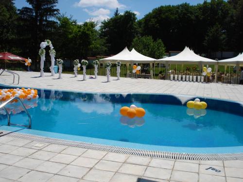 RazgradKovanlika Hotel的一个带气球、桌子和帐篷的游泳池