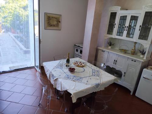 波吉La casa di Giada, villetta indipendente con wi-fi e parcheggio gratuiti的厨房配有带1瓶葡萄酒的桌子