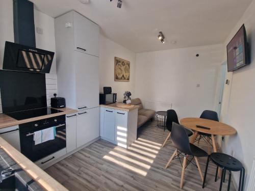 爱丁堡LOLO PROPERTIES 2, Free Parking的厨房以及带桌椅的起居室。