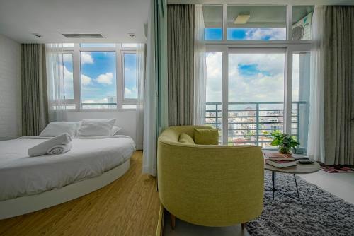 胡志明市滨城城市之夜公寓的卧室配有床、椅子和窗户。