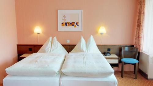施皮茨西格腾码头酒店及餐厅 的酒店客房设有两张床和一张桌子。