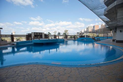 亚历山大AIFU Hotel El Montazah Alexandria的大楼里一大片蓝色的海水