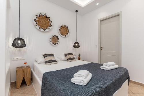 布拉卡Mare Monte Studios Naxos的白色卧室,配有带毛巾的床