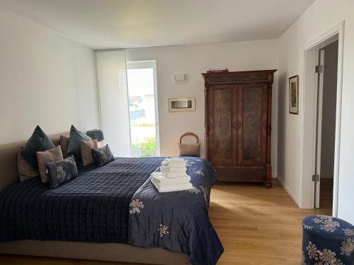 策勒Allerinsel - Appartement am Celler Yachthafen的一间卧室配有一张带蓝色棉被的床