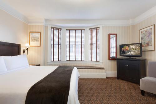 旧金山复古山庄行政酒店的酒店客房,配有床和电视