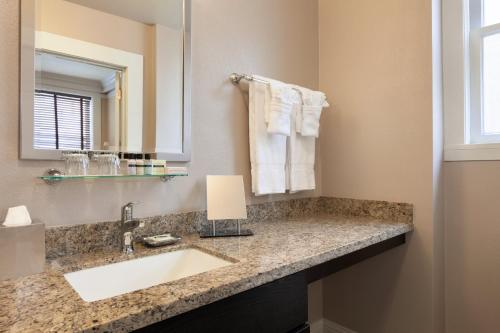 旧金山复古山庄行政酒店的浴室配有盥洗盆、镜子和毛巾