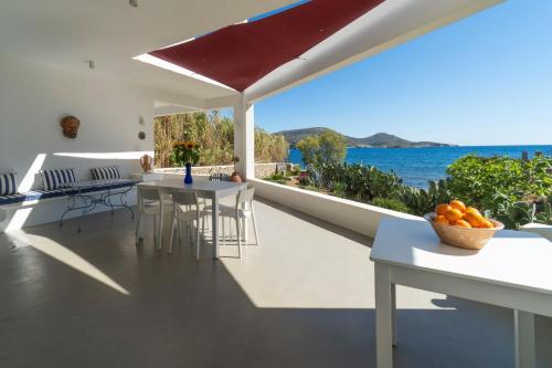 GournaVilla Agios Isidoros的一间厨房和海景用餐室