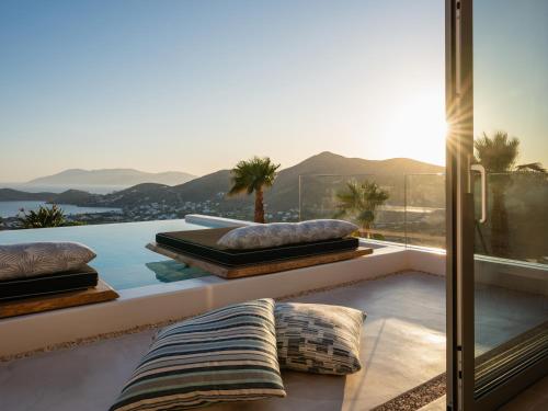 伊奥斯乔拉Youtopia Ios Villas的美景阳台的带枕头的游泳池