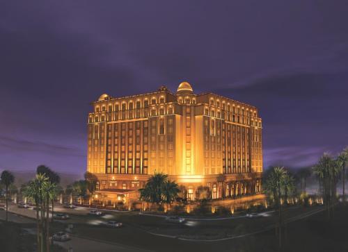 新德里新德里里拉宫殿酒店的一座有棕榈树的建筑
