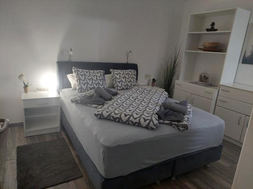 摩拉瓦托普利采Apartma Rakita的一间卧室配有一张大床和枕头