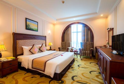 荣市Sai Gon Kim Lien Hotel Vinh City的酒店客房,配有床和电视