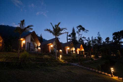 塔巴南Catu Glamping Bedugul的一群晚上有灯的房屋