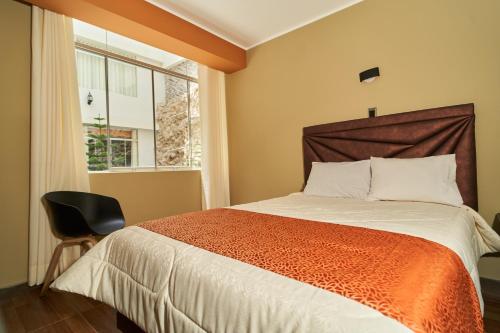 塔尔马Jeranco Hotel的卧室配有床、椅子和窗户。