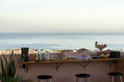 塔姆拉赫特乌兹达尔Monkey's Guest House - Appartement roof top terrasse privée vue sur mer的一张享有海景的桌子