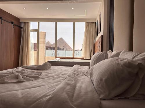 开罗The Palace Pyramids Hotel的窗户客房内的一张大白色床