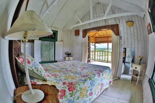 纳纽基Mukima Manor的一间卧室配有一张带灯和窗户的床
