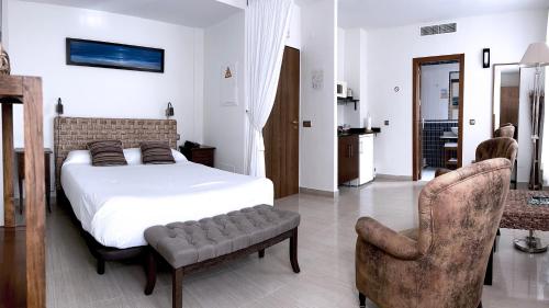 博尔钮乌中庭酒店的一间卧室配有一张床和一对椅子