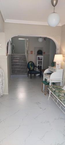 帕拉利亚狄奥尼索Dionisos Elia的客厅设有楼梯和桌子