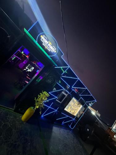 莱基Port Punta的一间酒吧,配有 ⁇ 虹灯标志和柜台