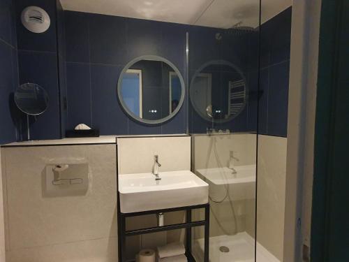 伊帕尼Best Western Hotel Kobalt的一间带水槽和两面镜子的浴室