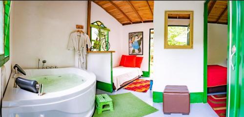 贾丁Kantarrana Casa de Campo的带浴缸的浴室和1间带1张床的卧室