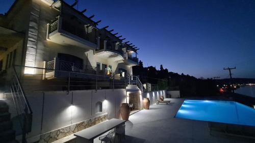 凯米Villa Serafeim的一座晚上设有游泳池的房子