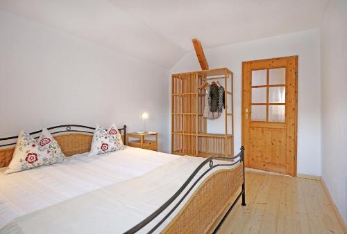 马尔欣Naturerlebnis的一间卧室设有一张大床和一扇木门