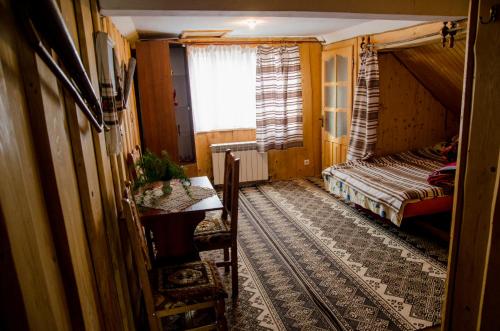 拉泽希纳Gostynnyi Dvir u Marichky的小房间设有床和窗户