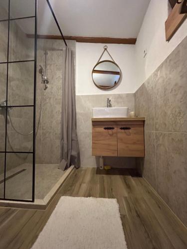 维索科RELAX HOME Visoko的带淋浴、盥洗盆和镜子的浴室
