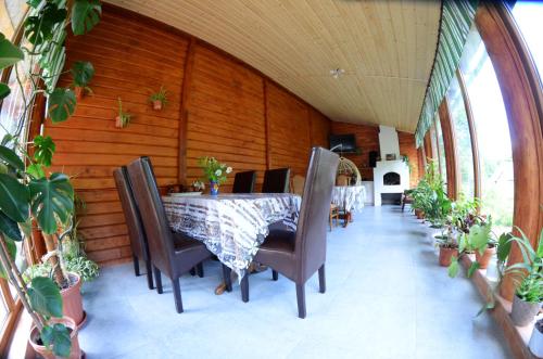 拉泽希纳Gostynnyi Dvir u Marichky的用餐室配有桌椅和盆栽植物