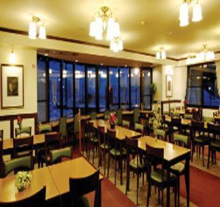 白马村白马山野酒店的餐厅设有桌椅和窗户。