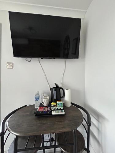 霍利Dana guest suite的一张小桌子和墙上的电视