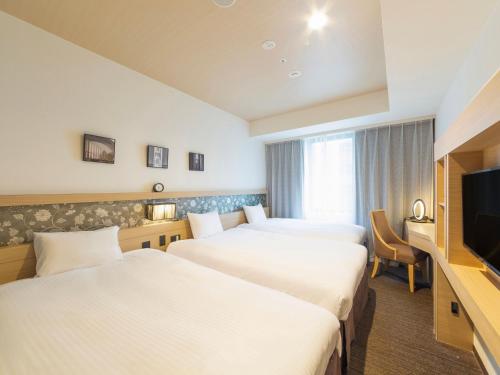 大阪淀屋桥京阪酒店的酒店客房设有两张床和一台平面电视。