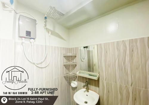 卡加盐德奥罗Amplayo Apartelle 2-BR Unit的一间带水槽、淋浴和卫生间的浴室
