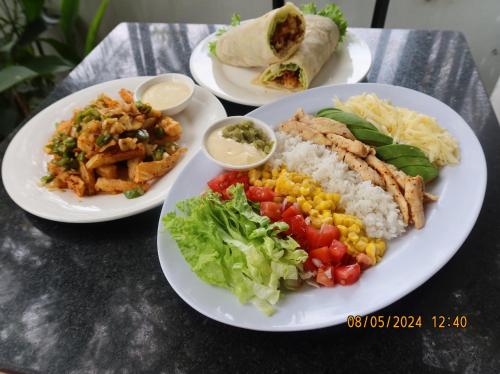 贡布Bohemiaz Resort and Spa Kampot的桌上三盘饭,有米,有蔬菜
