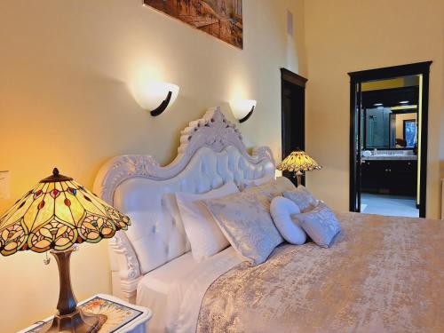 基洛纳Summer Express Kelowna B&B - Villa Bellissimo Fran-Talia的卧室配有带两盏灯的白色床