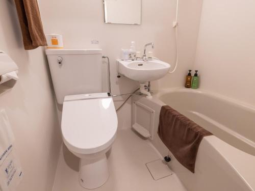 松山Hotel Taiyo Noen Nibancho的白色的浴室设有卫生间和水槽。