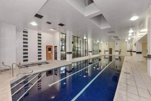 悉尼Ultra Convenient St Leonards Apartment HER09008的大型建筑中的大型游泳池