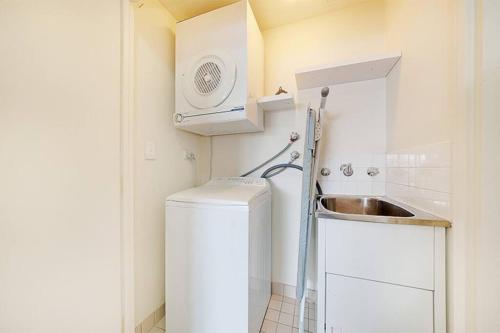 悉尼Stylish two bedroom in St Leonards ALB91105的一个带水槽和洗衣机的小厨房