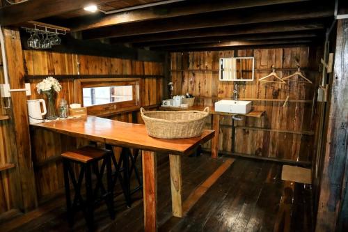 Ban Don KlangBaanraipoonwana Baanboonmak的一间带木桌和水槽的浴室