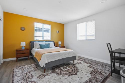 洛杉矶Good Shepard Homestay的一间卧室设有一张床和两个窗户。