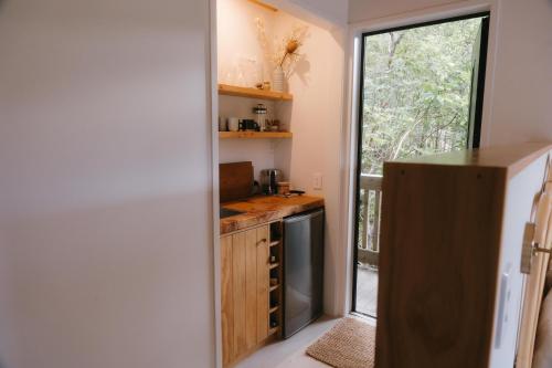 OpuaTreetop Tranquility at Rekindle Tree houses的一间带水槽和炉灶的小厨房