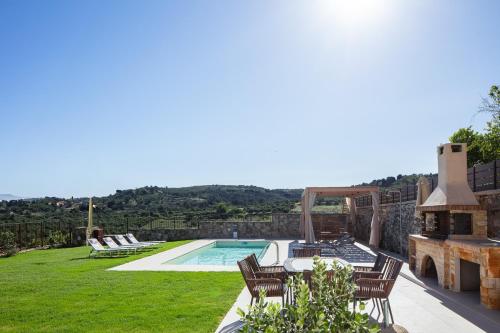 FilakíVilla Elides的后院设有游泳池和带椅子的庭院。