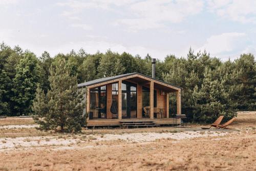 DudkyУЛІС Дудки Котеджі的田间中的小小屋