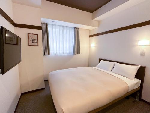 东京Hotel Emit Shibuya - Vacation STAY 40892v的卧室配有一张大白色床和窗户