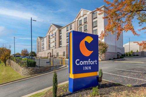 格林斯伯勒Comfort Inn Greensboro - Kernersville的建筑前舒适旅馆标志