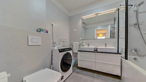 萨格勒布Good Vibes的白色的浴室设有洗衣机和水槽。