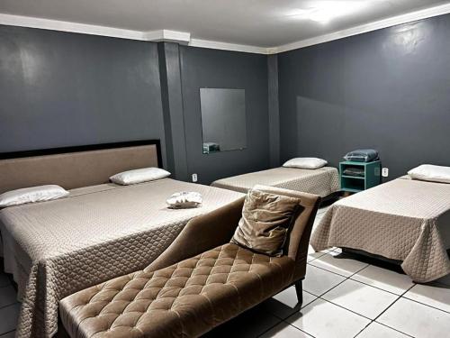 巴拉-杜加萨斯Hotel Boa Viagem的一间设有两张床和一张沙发的房间